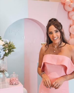 Capucine Anav Instagram - Ce jour était si magique ! Avec les copines on t’attend avec impatience princesse 👸🏻 
#31weekspregnant 😅

Le bonheur est si grand que j’en oublie les petits douleurs au ventre, les maux de têtes, les nausées, les crampes, mes hémorroïdes 😂 …et je vous passe tout le reste ! 
Gardons un peu d’humour 🤍