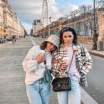 Capucine Anav Instagram – Quel bonheur de se retrouver entre soeurs !!! Ça c’est la vraie vie, s’oublier, s’évader, rigoler avec les personnes qui nous connaissent réellement ! Mon sang je t’aime ! LITTLE SISTER 🤍
Avec la reprise du théâtre je n’ai pas le temps de descendre sur Lyon pour retourner aux sources, alors c’est ma famille qui vient à moi, toute la famille est venue… Mon père, ma mère, mes sœurs … oh oh le secret du bonheur 🎵