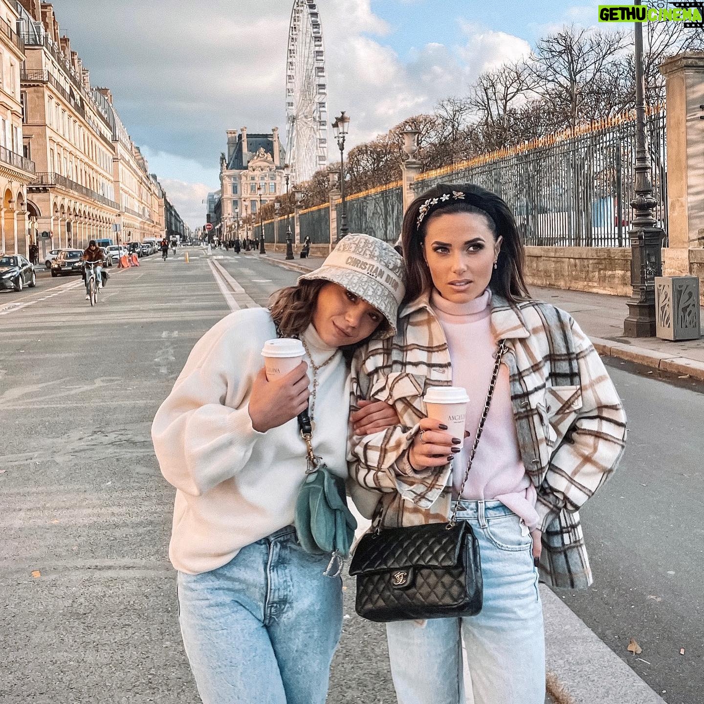 Capucine Anav Instagram - Quel bonheur de se retrouver entre soeurs !!! Ça c’est la vraie vie, s’oublier, s’évader, rigoler avec les personnes qui nous connaissent réellement ! Mon sang je t’aime ! LITTLE SISTER 🤍 Avec la reprise du théâtre je n’ai pas le temps de descendre sur Lyon pour retourner aux sources, alors c’est ma famille qui vient à moi, toute la famille est venue… Mon père, ma mère, mes sœurs … oh oh le secret du bonheur 🎵