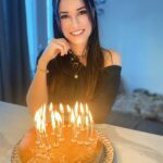Capucine Anav Instagram - Anniversaire en CONFINEMENT 🍰 🥳 🎁 Merci pour tous vos messages, j’aurai jamais pensé dire ça mais c’est un de mes meilleurs anniversaires entourée de vous et vos messages ! Merci à mes Amis, ma famille et vous ❤️