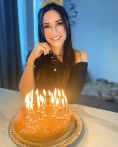 Capucine Anav Instagram - Anniversaire en CONFINEMENT 🍰 🥳 🎁 Merci pour tous vos messages, j’aurai jamais pensé dire ça mais c’est un de mes meilleurs anniversaires entourée de vous et vos messages ! Merci à mes Amis, ma famille et vous ❤️