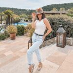 Capucine Anav Instagram - Tellement heureuse de fêter mon 32 ème anniversaire au @chateaudeberne où on se retrouve en amoureux après l’arrivée de notre princesse ! merci à mon amour pour cette merveilleuse surprise 🎁 🥂❤️🎂