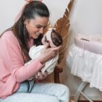 Capucine Anav Instagram - Il est important de prendre soin de nos petits bouts 👼🏻 J’utilise depuis quelques jours le set de stérilisation vapeur IGGI de la marque Suisse @laurastar 🇨🇭. Après tous ces évènements avec Lola, je préfère stériliser les choses qui l’entourent ! Grâce à sa vapeur DMS, IGGI tue 99,99% des bactéries, virus, champignons et 100% des acariens. #Laurastar #IGGI #collaboration