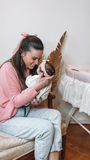 Capucine Anav Instagram - Il est important de prendre soin de nos petits bouts 👼🏻 J’utilise depuis quelques jours le set de stérilisation vapeur IGGI de la marque Suisse @laurastar 🇨🇭. Après tous ces évènements avec Lola, je préfère stériliser les choses qui l’entourent ! Grâce à sa vapeur DMS, IGGI tue 99,99% des bactéries, virus, champignons et 100% des acariens. #Laurastar #IGGI #collaboration