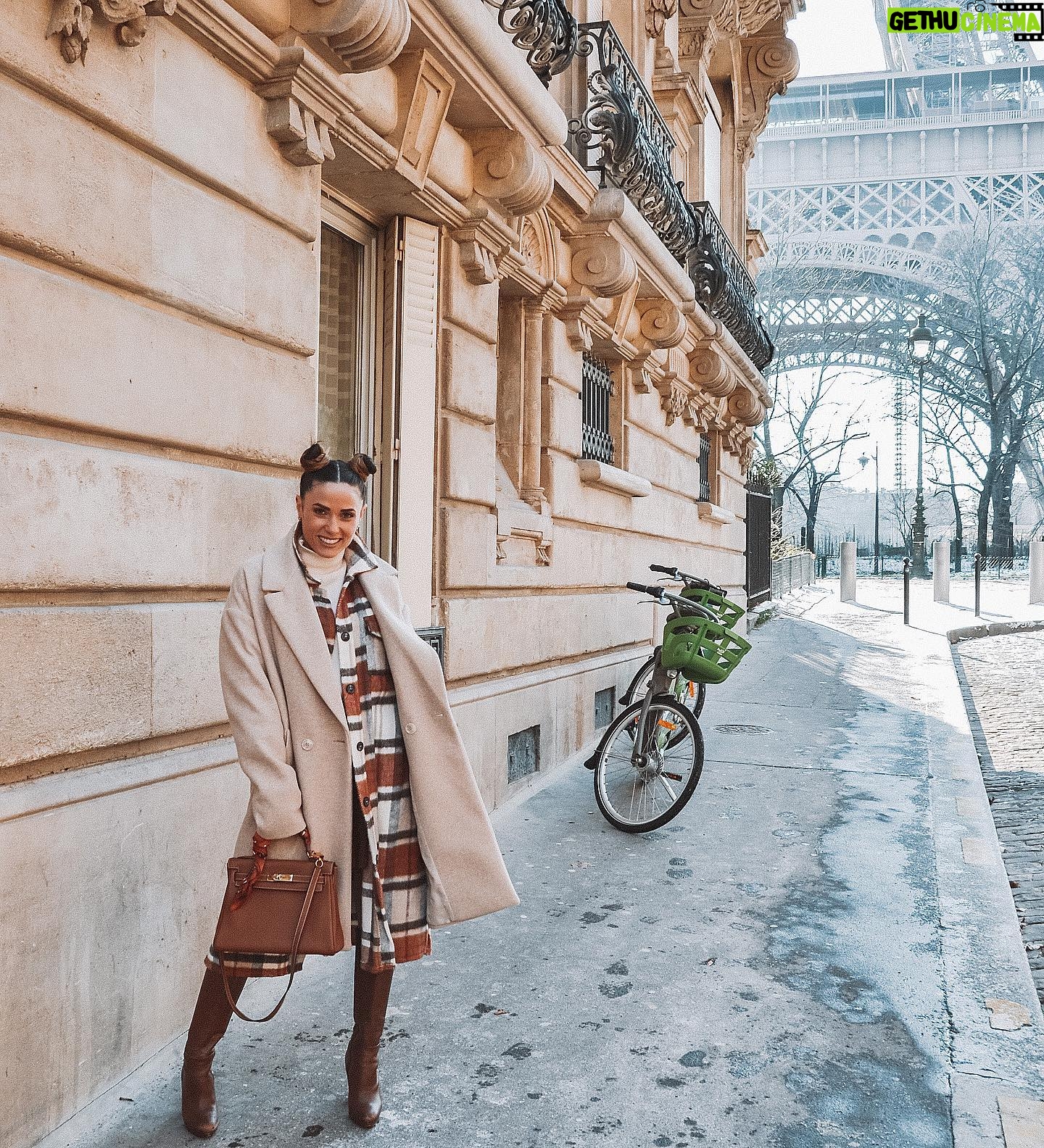 Capucine Anav Instagram - Voilà le résultat de 10min de shooting dans le froid au lieu de 1h ! Et ben franchement, je trouve qu’on ne s’est pas trop mal débrouillé ... J’ai lui ai dit shoot shoot on s’en fou on verra bien le résultat 😂 Mes oreilles et mes doigts ont failli tomber mais le résultat est potable Vous en pensez quoi? 📸 @mxvks #picoftheday #warrior #lifestyle #love #fashion