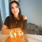 Capucine Anav Instagram - Anniversaire en CONFINEMENT 🍰 🥳 🎁 Merci pour tous vos messages, j’aurai jamais pensé dire ça mais c’est un de mes meilleurs anniversaires entourée de vous et vos messages ! Merci à mes Amis, ma famille et vous ❤️