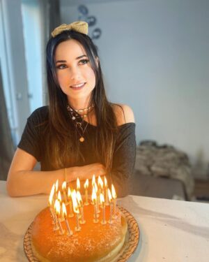 Capucine Anav Instagram - Anniversaire en CONFINEMENT 🍰 🥳 🎁 Merci pour tous vos messages, j’aurai jamais pensé dire ça mais c’est un de mes meilleurs anniversaires entourée de vous et vos messages ! Merci à mes Amis, ma famille et vous ❤️