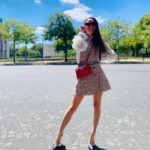 Capucine Anav Instagram - Un petit rayon de soleil qui passe ... ☀️ bientôt l’ouverture du site @authentique_paris !! Tellement hâte de partager ce nouveau projet avec vous ... ⏰ Concernant le théâtre je vous dévoile bientôt l’affiche de ma nouvelle pièce 🎭🥰🎥 • Un projet en amène un autre • #NeverForget