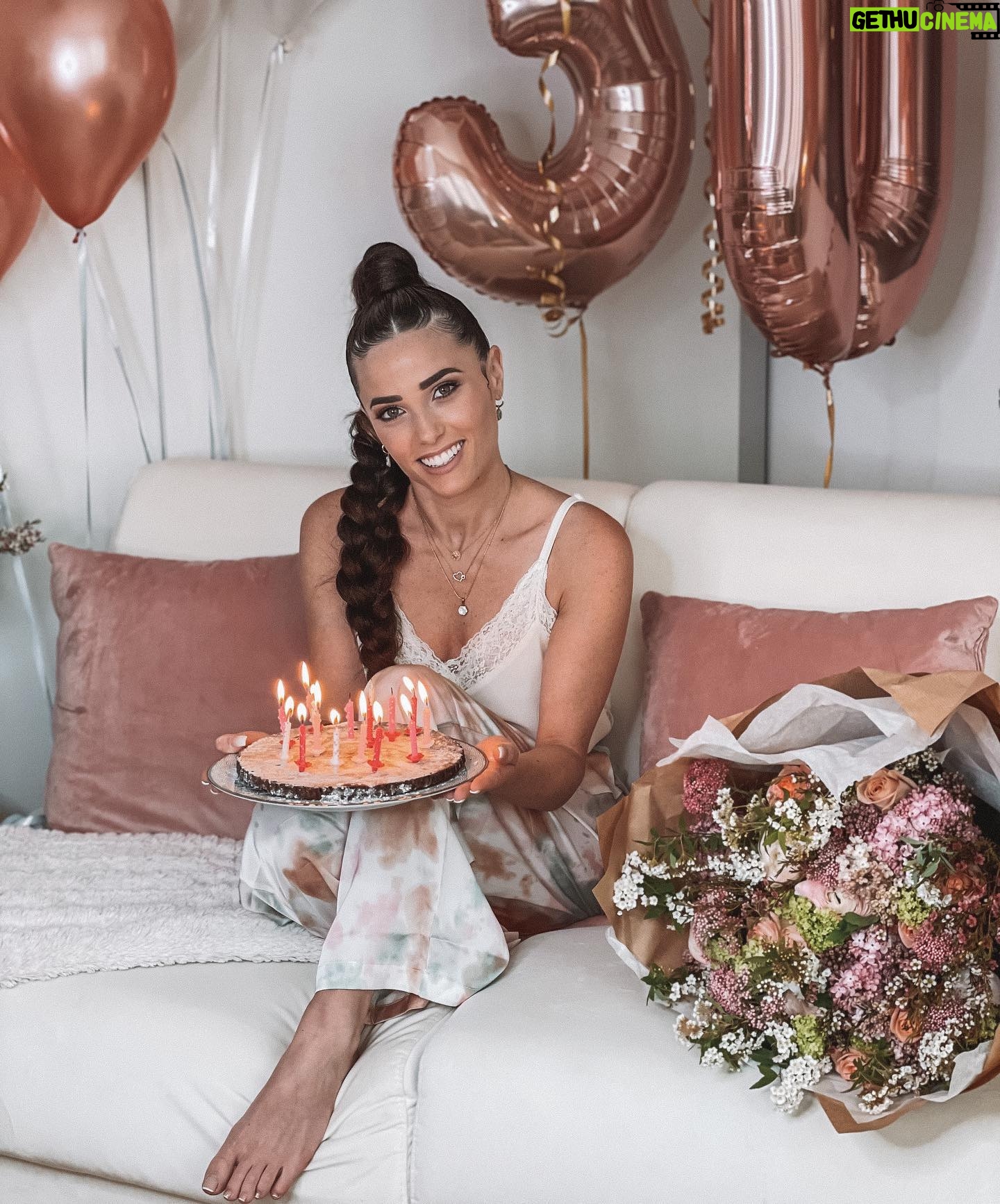 Capucine Anav Instagram - J’hésitais a la poster mais je la trouve mimi donc une de plus... Dans une semaine vous inquiétez pas je clôture l’affaire des 30 ans, mais j’ai besoin de me confier plus que jamais a vous, 30 ans et 10 ans que vous avez fait ma connaissance donc au final c’est que du bonheur bien que je redoutais plus que tout de passer la cap mais pour le moment je le vis plutôt bien 😂♥️ #birthday #foryou #love