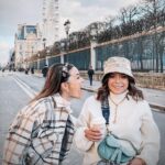 Capucine Anav Instagram – Quel bonheur de se retrouver entre soeurs !!! Ça c’est la vraie vie, s’oublier, s’évader, rigoler avec les personnes qui nous connaissent réellement ! Mon sang je t’aime ! LITTLE SISTER 🤍

Avec la reprise du théâtre je n’ai pas le temps de descendre sur Lyon pour retourner aux sources, alors c’est ma famille qui vient à moi, toute la famille est venue… Mon père, ma mère, mes sœurs … oh oh le secret du bonheur 🎵