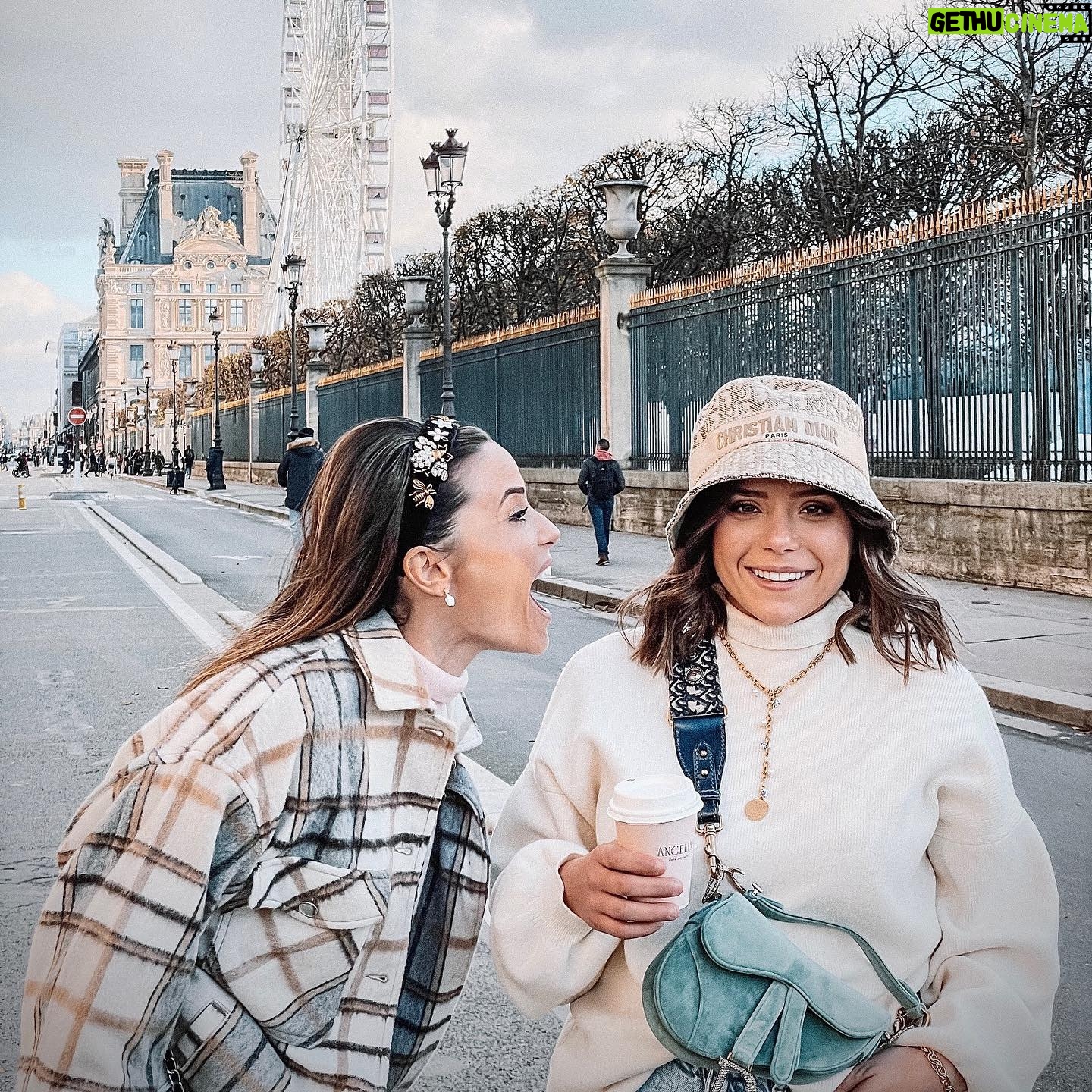 Capucine Anav Instagram - Quel bonheur de se retrouver entre soeurs !!! Ça c’est la vraie vie, s’oublier, s’évader, rigoler avec les personnes qui nous connaissent réellement ! Mon sang je t’aime ! LITTLE SISTER 🤍 Avec la reprise du théâtre je n’ai pas le temps de descendre sur Lyon pour retourner aux sources, alors c’est ma famille qui vient à moi, toute la famille est venue… Mon père, ma mère, mes sœurs … oh oh le secret du bonheur 🎵