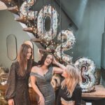 Capucine Anav Instagram - Destination 2023 ✈️ — au revoir 2022 tu as été si généreuse avec moi… une année remplie d’amour et de projets, 2022 a été une année qui aura changé ma vie à tout jamais… j’ai été demandé en mariage par l’homme de ma vie et j’ai mis au monde la plus belle des princesses, le 2 sera définitivement mon chiffre fétiche 2️⃣ Je commence 2023 sur les chapeaux de roue, une maman comblée qui reprend la route pour une tournée théâtrale incroyable ! Je ne vous remercierais jamais assez, vous, mes abonnés. Sans vous toute cette vie n’existerait pas ❤️