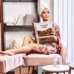 Capucine Anav Instagram – Je suis très dans le rose poudré en ce moment 🎀
J’espère que vous passez un bon week-end ! Pour moi c’est week-end en famille avec @louanavv et théâtre 🎭
Je pense fort a vous