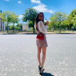 Capucine Anav Instagram - Un petit rayon de soleil qui passe ... ☀️ bientôt l’ouverture du site @authentique_paris !! Tellement hâte de partager ce nouveau projet avec vous ... ⏰ Concernant le théâtre je vous dévoile bientôt l’affiche de ma nouvelle pièce 🎭🥰🎥 • Un projet en amène un autre • #NeverForget