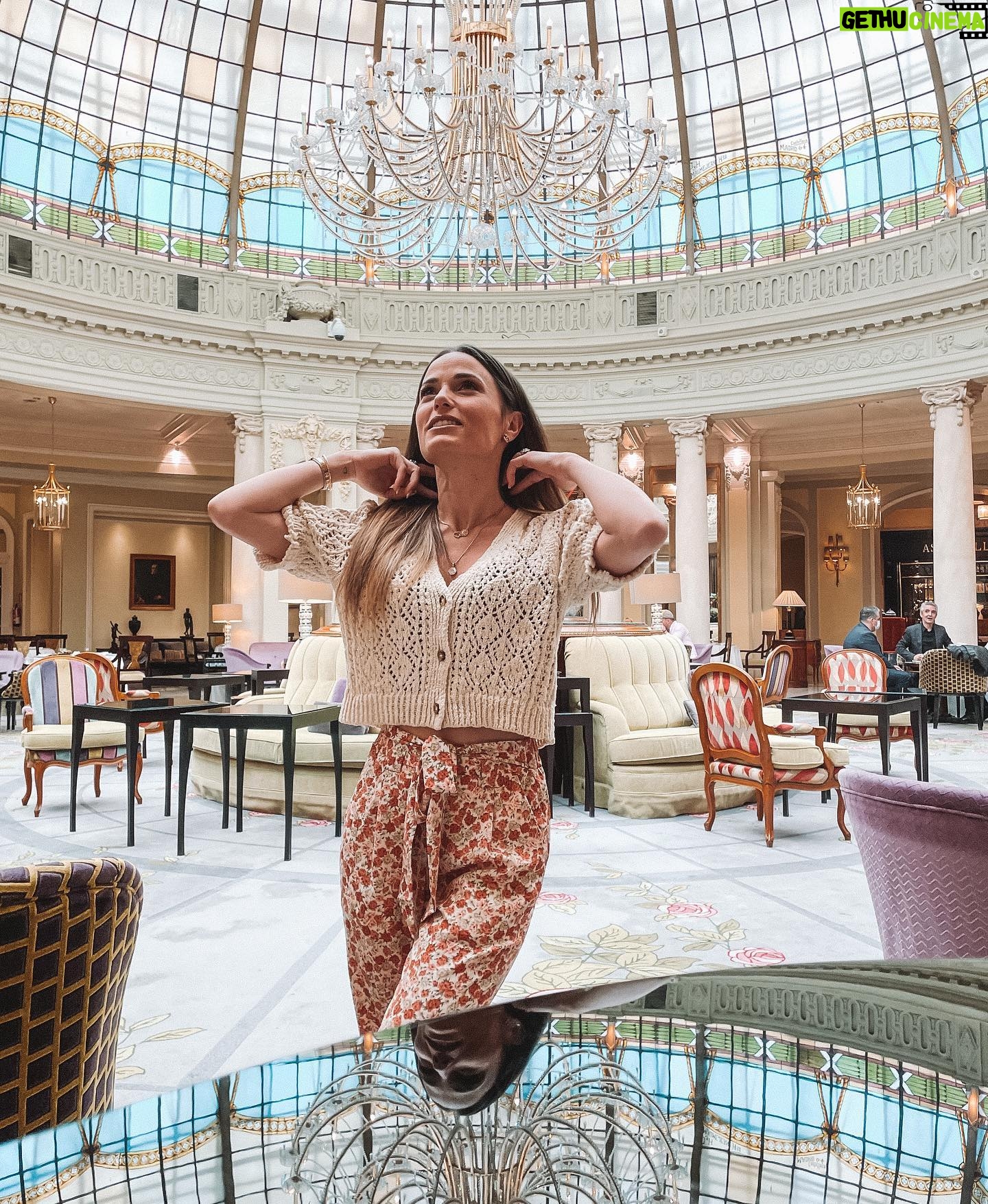 Capucine Anav Instagram - Il y aura toujours une partie de moi au @thewestinpalacemadrid ! Un palace que je rêvais de faire ... et mon chéri ni une ni deux m’a fait la surprise ! Quelle chance. 🛎 Trop contente d’avoir été pour mes 30 ans. Good memories #espagne🇪🇸 #happy #foryou Encore un énorme merci pour tous vos messages