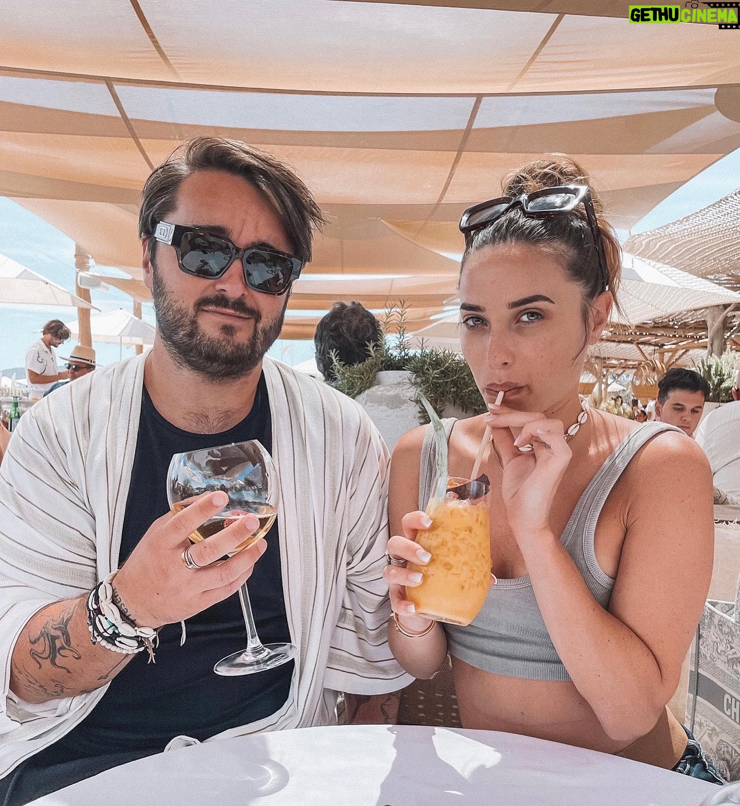 Capucine Anav Instagram - Impossible de finir l’été sans passer par les @club_les_palmiers @yvone.music ☀️🌴 ———————————— Dernière photo en vacances ! D’attaque pour le théâtre 💪🏼