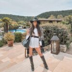Capucine Anav Instagram - 🚁🏰💫 Note mon look sur /10 Ma mère adore, mon chéri n’aime pas 😂 Alors vous êtes #Teammaman où #Teamcheri ?