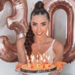 Capucine Anav Instagram – L’an dernier j’étais heureuse de me dire, heureusement que je fête mes 29 ans, au moins l’année prochaine je pourrai faire mes 30 ans entourée de tous mes amis et ma famille … mais non le destin en a décidé autrement, la chose qui me rassure c’est que je peux une fois de plus partager ça avec vous ♥️ merci pour vos nombreux messages, vous avancez avec moi et ça me rajeunit mon petit cœur qui a déjà 30 ans aujourd’hui ! 
On se rassemblera tous pour mes 40 ans 😂👧🏻
#birthday #30ans #love