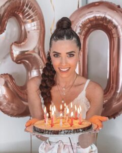 Capucine Anav Instagram - L’an dernier j’étais heureuse de me dire, heureusement que je fête mes 29 ans, au moins l’année prochaine je pourrai faire mes 30 ans entourée de tous mes amis et ma famille ... mais non le destin en a décidé autrement, la chose qui me rassure c’est que je peux une fois de plus partager ça avec vous ♥️ merci pour vos nombreux messages, vous avancez avec moi et ça me rajeunit mon petit cœur qui a déjà 30 ans aujourd’hui ! On se rassemblera tous pour mes 40 ans 😂👧🏻 #birthday #30ans #love