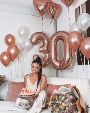 Capucine Anav Instagram - L’an dernier j’étais heureuse de me dire, heureusement que je fête mes 29 ans, au moins l’année prochaine je pourrai faire mes 30 ans entourée de tous mes amis et ma famille ... mais non le destin en a décidé autrement, la chose qui me rassure c’est que je peux une fois de plus partager ça avec vous ♥️ merci pour vos nombreux messages, vous avancez avec moi et ça me rajeunit mon petit cœur qui a déjà 30 ans aujourd’hui ! 
On se rassemblera tous pour mes 40 ans 😂👧🏻
#birthday #30ans #love