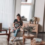 Capucine Anav Instagram – Petit week-end en famille à Lyon dans ma ville d’amour… 
Ces moments sont si précieux pour moi et me font un bien fou vous n’imaginez même pas ! Papoter, rigoler, se raconter nos plus belles histoires en famille ou avec ses amis d’enfance, rien de mieux. 

✨ Encore plus en ce moment, où nous avons besoin de réconfort et d’amour ( avec les gestes barrières évidement) , il est si important d’être aux cotés de ses proches, une vraie bouffée d’oxygène … J’espère que vous allez tous bien, je vous souhaite une nouvelle semaine remplie de bonheur .♥️
#lyon #family #sister