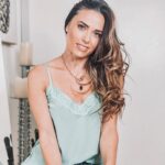 Capucine Anav Instagram - Après 12 jours d’isolement à jongler entre beaucoup de symptômes de ce variant delta, je commence tout juste à aller mieux. Fièvre, toux, maux de gorge, maux de tête, frissons, courbatures, fatigue extrême et d’autres détails que je vais vous épargner… Tout ça pour dire que je fesai parti, de ce faible taux, contre le vaccin 💉 après avoir attrapé le Covid pour la 2 eme fois il me semble que j’ai changé d’avis… c’est un débat délicat en ce moment et sachez que je ne jugerai absolument personne, je vous écris juste ce petit texte pour vous dire de prendre soin de vous, et des autres… faites attention … les vacances arrivent et croyez moi que de rester cloué au lit pendant que tous s’amusent c’est très déprimant ! Vous pouvez vous amuser et faire la fête en respectant au maximum les gestes barrières, je regrette de ne pas avoir fait attention le soir de mon anniversaire, je regrette d’avoir pris ce virus à la légère … j’ai eu énormément de témoignages de personnes atteintes et qui souffrent le martyr ! Je pense très fort a eux ! Je vous souhaite un excellent week-end ! Et merci d’avoir partagé cet isolement avec moi derrière vos écrans ♥️🦠🔒