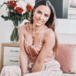 Capucine Anav Instagram - Après 12 jours d’isolement à jongler entre beaucoup de symptômes de ce variant delta, je commence tout juste à aller mieux. Fièvre, toux, maux de gorge, maux de tête, frissons, courbatures, fatigue extrême et d’autres détails que je vais vous épargner… Tout ça pour dire que je fesai parti, de ce faible taux, contre le vaccin 💉 après avoir attrapé le Covid pour la 2 eme fois il me semble que j’ai changé d’avis… c’est un débat délicat en ce moment et sachez que je ne jugerai absolument personne, je vous écris juste ce petit texte pour vous dire de prendre soin de vous, et des autres… faites attention … les vacances arrivent et croyez moi que de rester cloué au lit pendant que tous s’amusent c’est très déprimant ! Vous pouvez vous amuser et faire la fête en respectant au maximum les gestes barrières, je regrette de ne pas avoir fait attention le soir de mon anniversaire, je regrette d’avoir pris ce virus à la légère … j’ai eu énormément de témoignages de personnes atteintes et qui souffrent le martyr ! Je pense très fort a eux ! Je vous souhaite un excellent week-end ! Et merci d’avoir partagé cet isolement avec moi derrière vos écrans ♥️🦠🔒