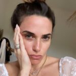 Capucine Anav Instagram - Allez j’ose ! Photo 100% naturelle , pas de filtres pas de maquillage … je fais tomber le masque et vous poste une photo de près où on voit mes défauts, mes cernes et moi on vous souhaite un bon dimanche ! Que pensez vous de ma nouvelle résolution ? D’utiliser de moins en moins de filtres qui, inconsciemment, petit à petit enlève la confiance en soi … RESTEZ COMME VOUS ÊTES ! Vous m’avez connu avec cette philosophie de vie et je ne changerai jamais d’avis ! La chose que j’aime c’est que avec le soleil mes yeux sont claire 👀 j’ai pris le bon angle 😝