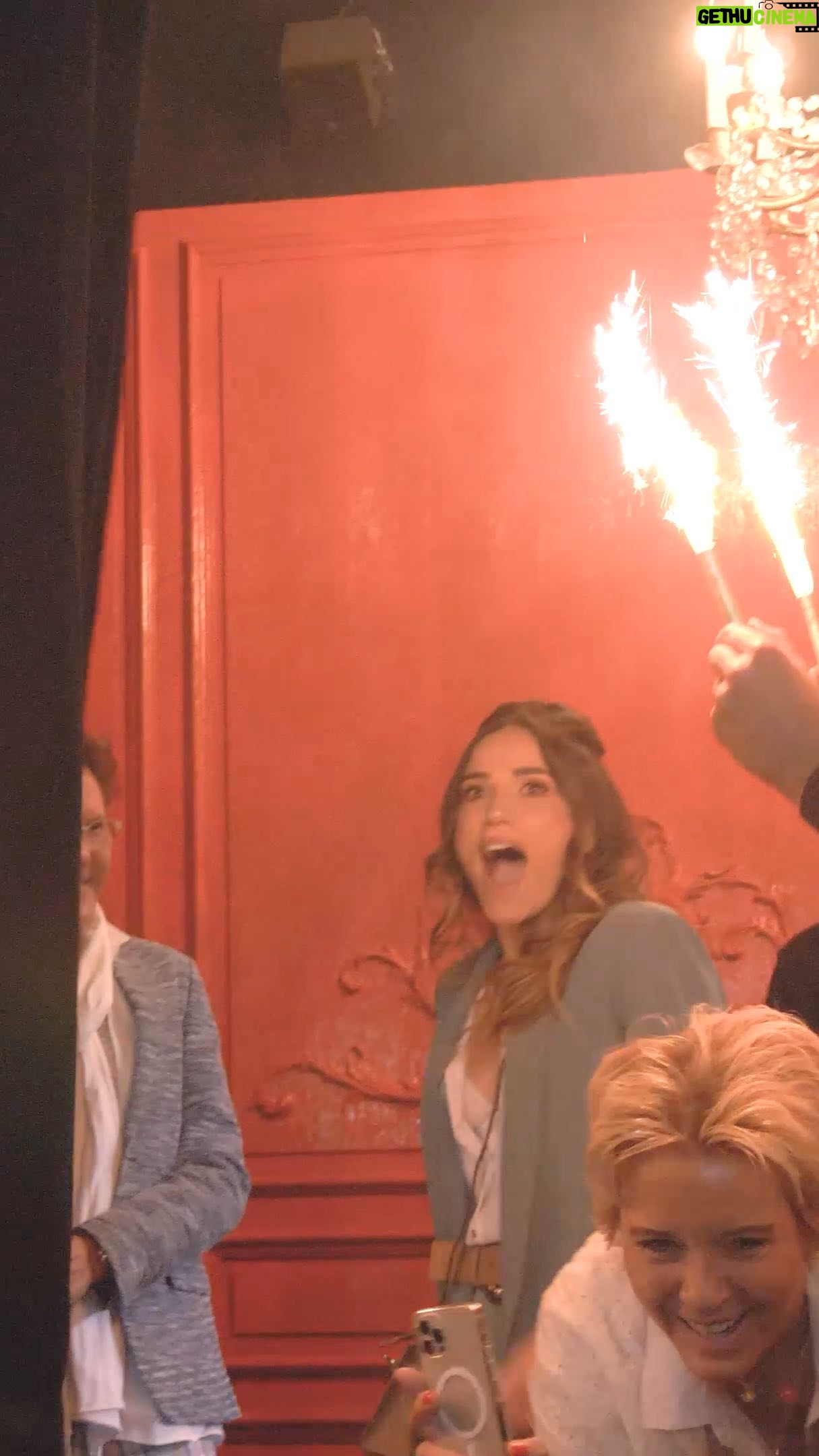 Capucine Anav Instagram - Le plus bel anniversaire de ma vie, mes 30 ans entouré de tous les gens que j’aime, amis, famille … Pour une des premières fois je vous fais rentrer dans mon INTIMITÉ alors profitez ☺️ Merci à l’homme le plus merveilleux de la terre pour cette surprise incroyable @vctrdm ♥️ Merci a @unerealisationvictorcretois pour la réalisation de cette magnifique vidéo souvenir ! MES AMIS, MA FAMILLE je vous aime tant ! Merci aussi au talentueux @albert_tawil d’être venu chanter 🎤 et @patisselier merci aussi aux traiteurs @made_by_jess et @neuillycacher et enfin merci à l’agence @i.w.a_agency pour toute l’organisation ♥️