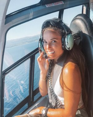 Capucine Anav Instagram - ••Hélicoptère 🚁 ( le sourire c’est pour la photo car j’ai eu la peur de ma vie 😂) c’était incroyable ! @azur_helicoptere ☀️ Saint Tropez->Monaco 🌴