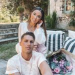 Capucine Anav Instagram - Semaine de folie avec mon acolyte de toujours @benoitbdb Ça rappellera à certains des souvenirs, des souvenirs que nous nous sommes remémorés tout au long du week-end des bons comme des mauvais. Je ne le remercierai jamais assez d’être rentré dans ma vie Je suis si fière d’avoir un ami comme lui Notre histoire a débuté en 2014 et nous avons tout partagé ensemble Merci à l’émission le mag d’avoir existé et merci d’avoir fait de cette émission l’un des talks show les plus suivi a cette époque… Avec 8 ans de plus l’aventure continue d’une manière différente mais elle continue pour chacun d’entre nous BIG LOVE MON FRÈRE ♥️ #reels #retrouvailles #friends