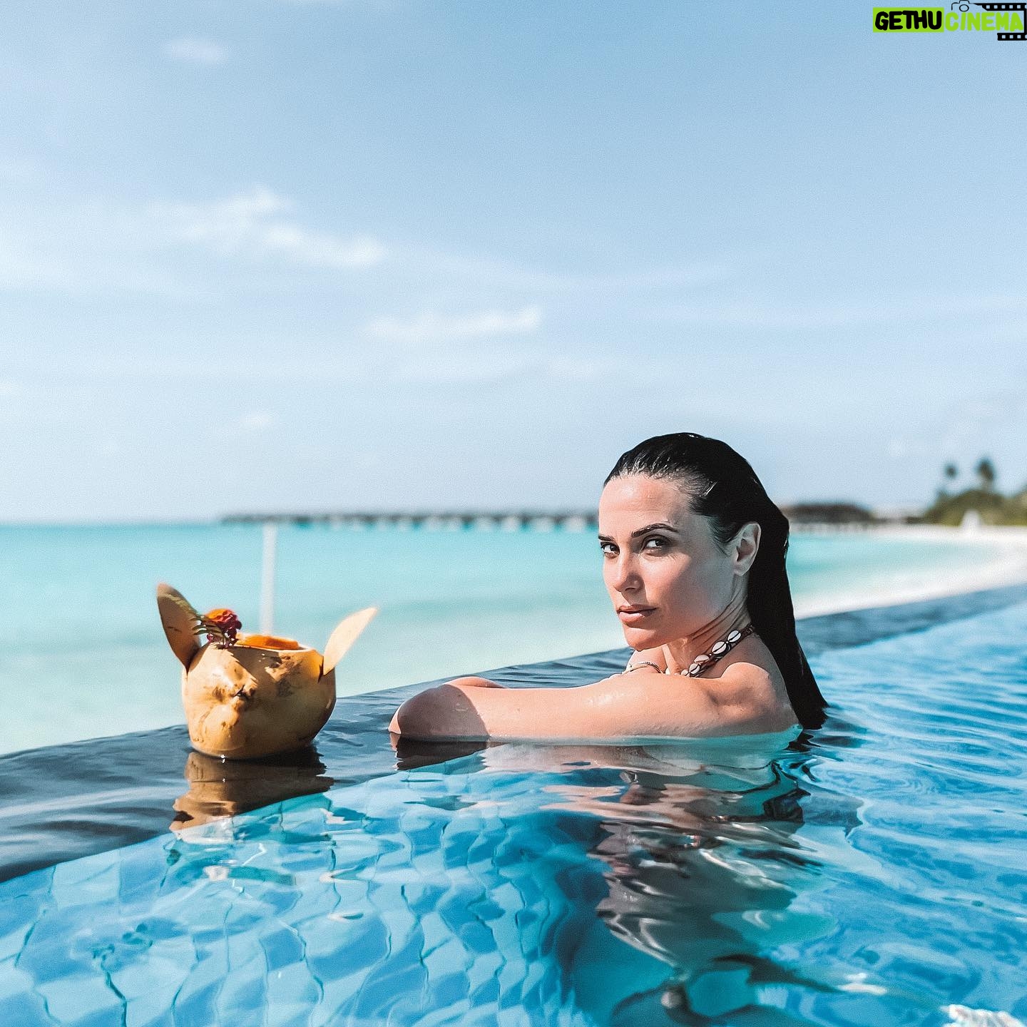 Capucine Anav Instagram - Vacances INOUBLIABLES au @fairmont.maldives ! Des vacances qui ont changé ma vie… des vacances qui resteront gravées à jamais dans mon cœur ! Hâte de vous raconter ❤️Un des hôtels les plus incroyable que j’ai pu faire ☀️🌴✈️ #maldives #islande #holidays