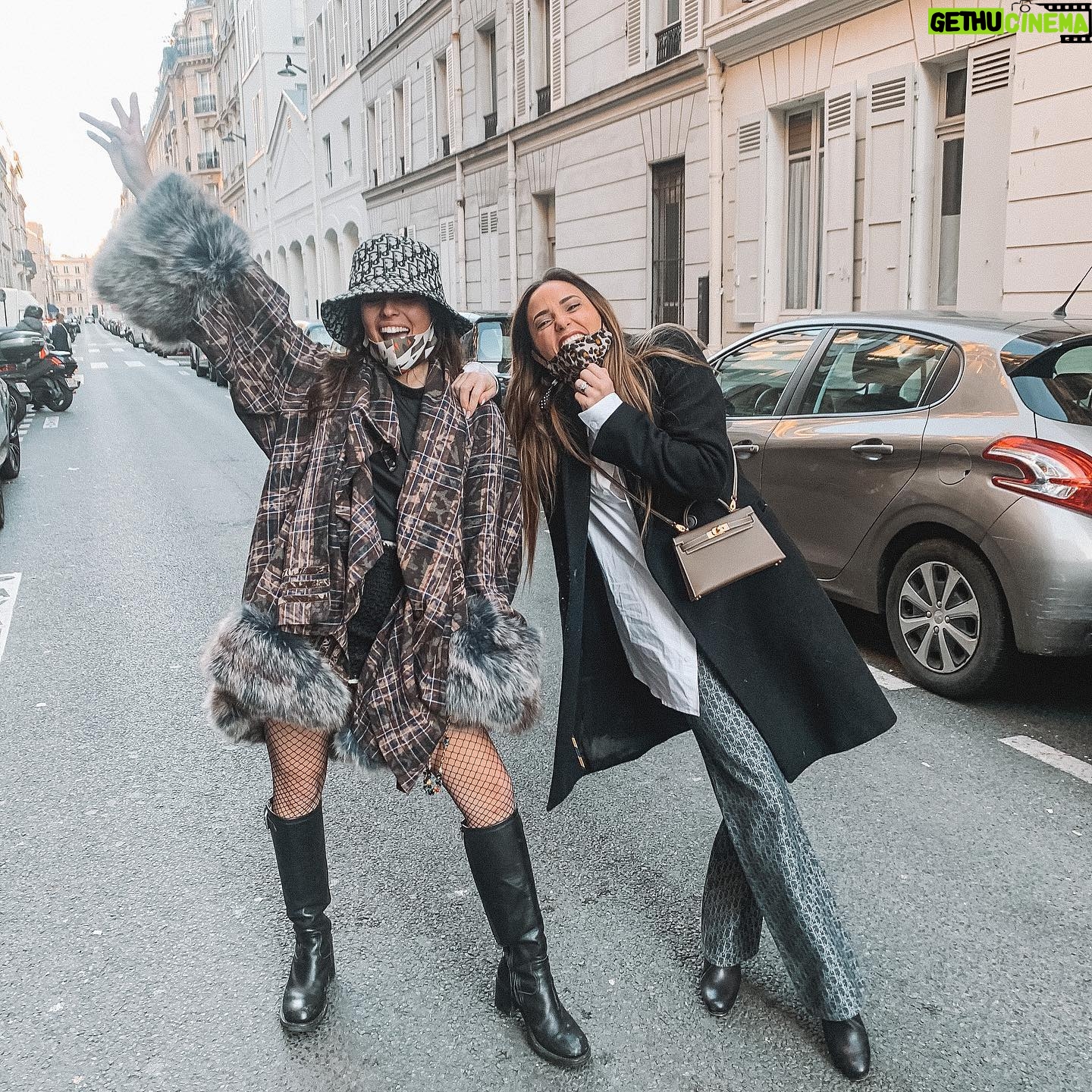 Capucine Anav Instagram - Un samedi entre cop’s à Paname ! Vous avez prévu quoi vous ? #friends #love #lifestyle #fashion