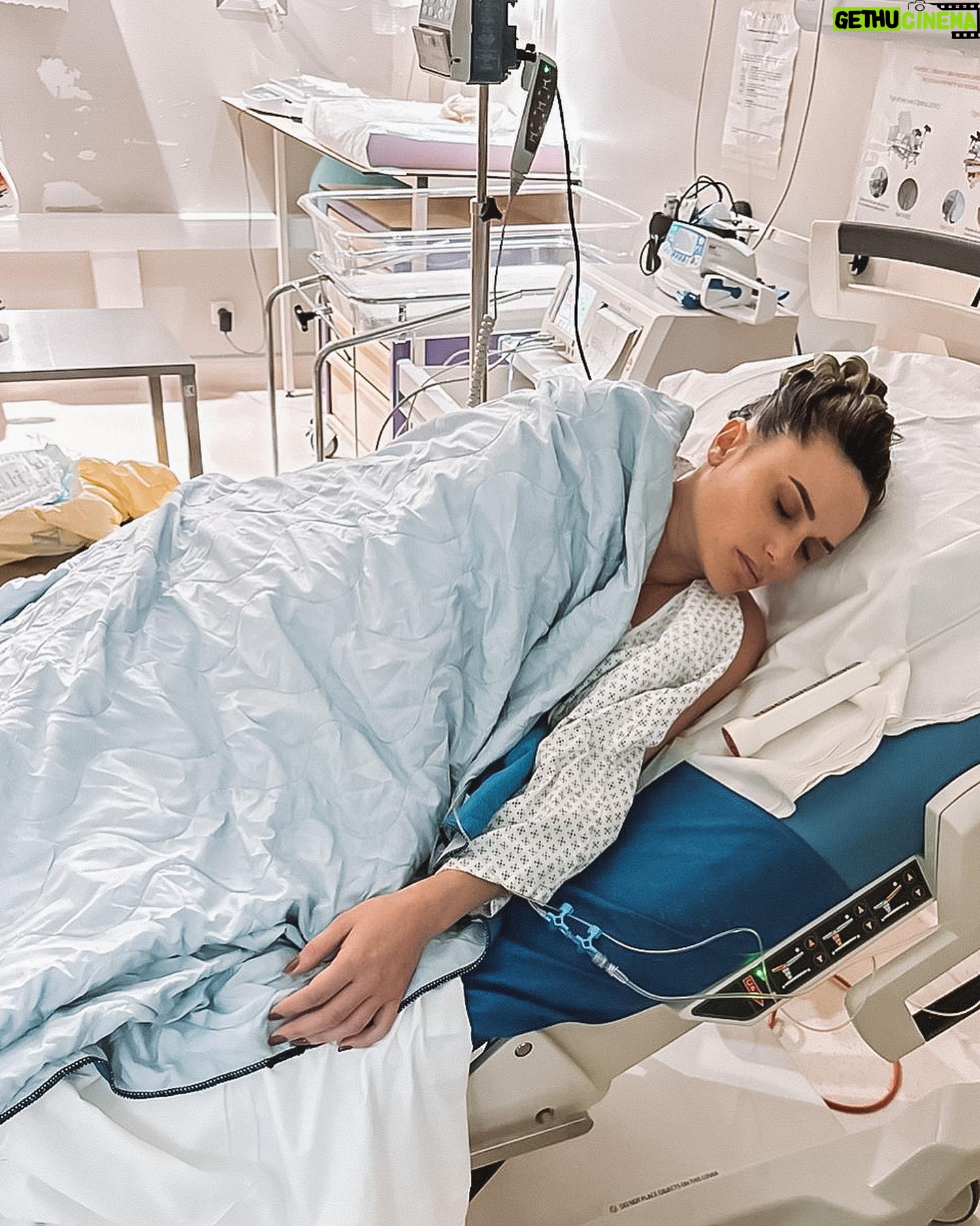Capucine Anav Instagram - AVANT 🥹 / PENDANT 🤒 / APRÈS 😴❤️ Voici un mini résumé en 3 images. Je vous fais entrer en quelques photos dans mon intimité même si je suis très pudique et que je ne le fais pratiquement jamais … Merci pour vos milliers de messages 💫 LOLA
