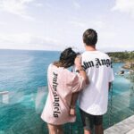 Capucine Anav Instagram - J’ai essayé d’amener un peu de vous avec moi pour vous évader un peu avec cette période si compliquée... merci pour vos messages si gentils et surtout merci aux Guadeloupéens pour l’accueil incroyable 🌴🍹 Toutes mes story’s étaient faites dans un but de bienveillance et en aucun cas dans le but de narguer ♥️ Cette escapade n’aurait pas eu le même sens sans l’homme que j’aime @vctrdm