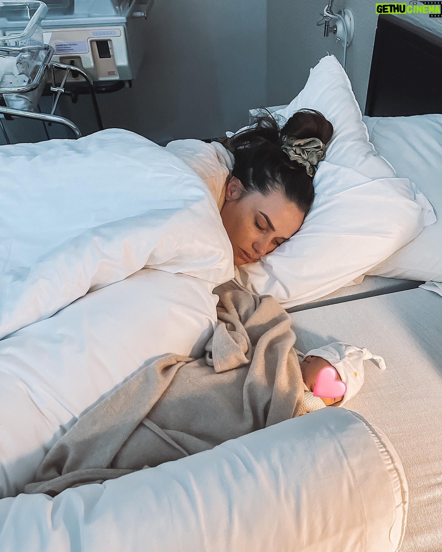 Capucine Anav Instagram - AVANT 🥹 / PENDANT 🤒 / APRÈS 😴❤️ Voici un mini résumé en 3 images. Je vous fais entrer en quelques photos dans mon intimité même si je suis très pudique et que je ne le fais pratiquement jamais … Merci pour vos milliers de messages 💫 LOLA