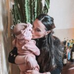 Capucine Anav Instagram - Lettre ouverte à mes proches 🤍 POST PARTUM 88% des parents éprouvent de la joie et du bonheur pendant cette période mais autant (88%) se disent épuisée @laboratoire_gallia J’ai écris cette lettre pour vous faire comprendre l’importance de ses proches durant cette période ! Je vous invite vraiment à rejoindre le mouvement des #bienveilleuses avec @laboratoire_gallia 🤍 #sponsorisé