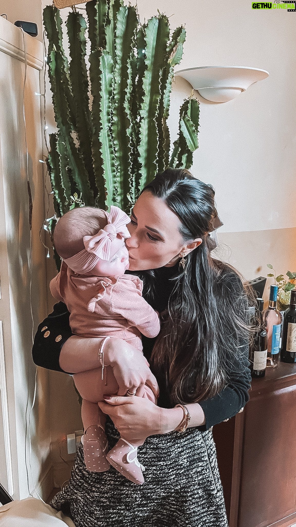Capucine Anav Instagram - Lettre ouverte à mes proches 🤍 POST PARTUM 88% des parents éprouvent de la joie et du bonheur pendant cette période mais autant (88%) se disent épuisée @laboratoire_gallia J’ai écris cette lettre pour vous faire comprendre l’importance de ses proches durant cette période ! Je vous invite vraiment à rejoindre le mouvement des #bienveilleuses avec @laboratoire_gallia 🤍 #sponsorisé