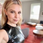 Cara Buono Instagram - Glam for the Empire State Building takeover ❤️ #glam #strangerthings #instagood #magic