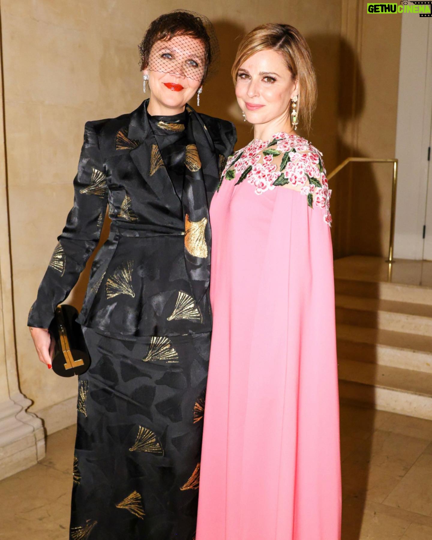 Cara Buono Instagram - A New York night to remember at The Save Venice Ball. And thank you @oscardelarenta and @fernandogarciam1205 for this beautiful vibrant statement of spring. @ofrareorigin for the exquisite and whimsical jewelry always. @gordongreenberg my dashing date @saveveniceinc @bulgari #saveveniceball #nyc #theplaza #spring #springtimeinnyc