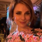 Cara Buono Instagram – A New York night to remember at The Save Venice Ball. And thank you @oscardelarenta and @fernandogarciam1205 for this beautiful vibrant statement of spring.
@ofrareorigin for the exquisite and whimsical jewelry always.
@gordongreenberg my dashing date
@saveveniceinc @bulgari #saveveniceball #nyc #theplaza #spring #springtimeinnyc
