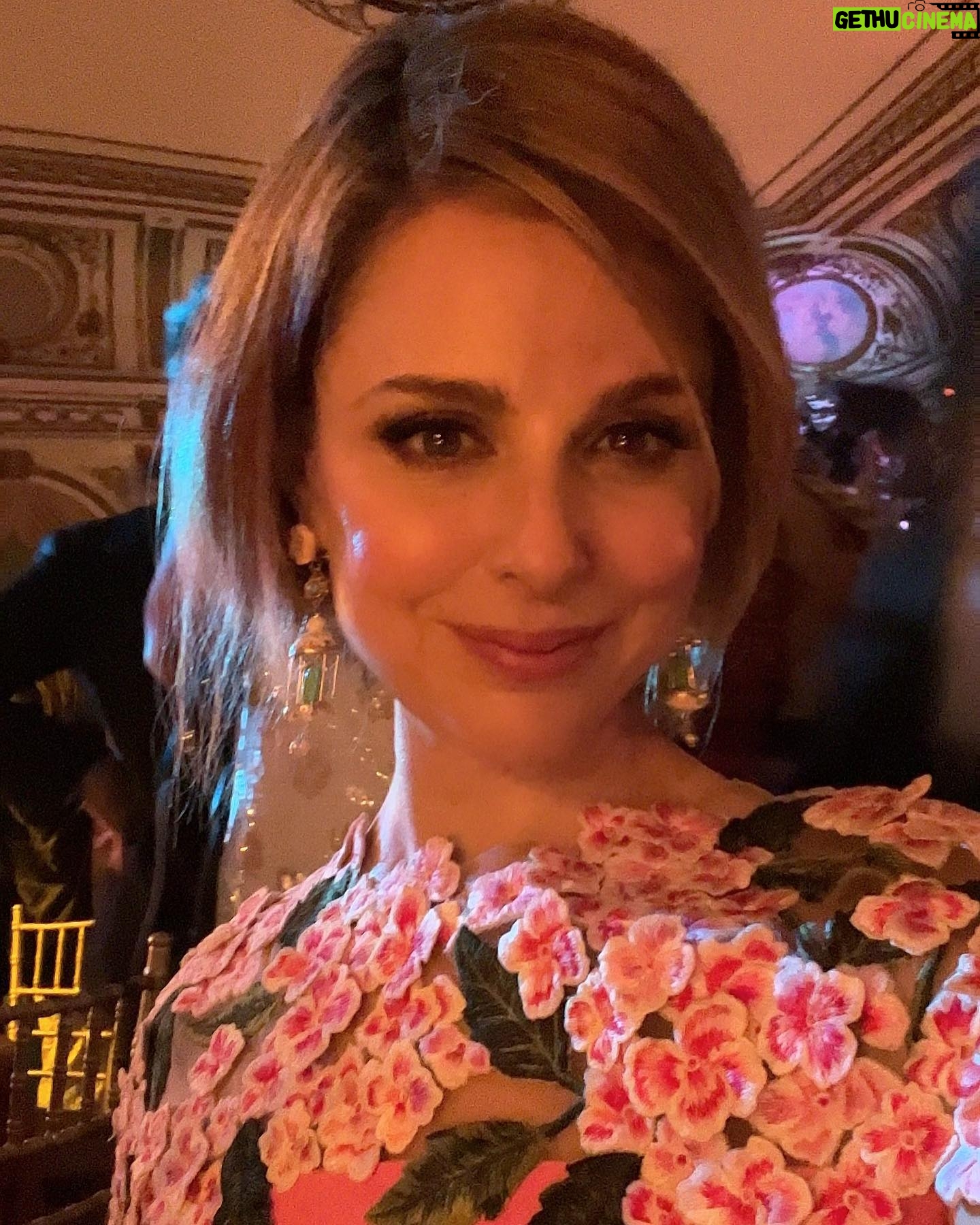 Cara Buono Instagram - A New York night to remember at The Save Venice Ball. And thank you @oscardelarenta and @fernandogarciam1205 for this beautiful vibrant statement of spring. @ofrareorigin for the exquisite and whimsical jewelry always. @gordongreenberg my dashing date @saveveniceinc @bulgari #saveveniceball #nyc #theplaza #spring #springtimeinnyc