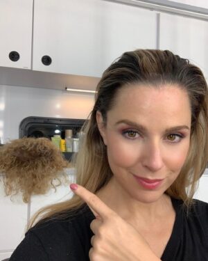 Cara Buono Instagram - In honor of the amazing hair and makeup teams on their supremely deserved Emmy nominations, I give you some of my time in their magical hands. I’ve loved transforming into Karen Wheeler every season and owe a lot of that to these talented artists who make me laugh and inspire me. Love you all! 

@sarahhindsgaul 
@katsuhre 
@roccomua 
@1bluetician 
@strangerthingstv 

#strangerthings #80s #instagood #80shair #wigs #eyeshadow #setlife #emmys @netflix #80smom