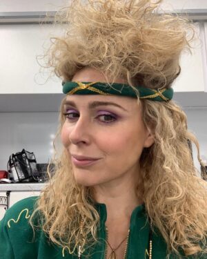 Cara Buono Instagram - In honor of the amazing hair and makeup teams on their supremely deserved Emmy nominations, I give you some of my time in their magical hands. I’ve loved transforming into Karen Wheeler every season and owe a lot of that to these talented artists who make me laugh and inspire me. Love you all! 

@sarahhindsgaul 
@katsuhre 
@roccomua 
@1bluetician 
@strangerthingstv 

#strangerthings #80s #instagood #80shair #wigs #eyeshadow #setlife #emmys @netflix #80smom