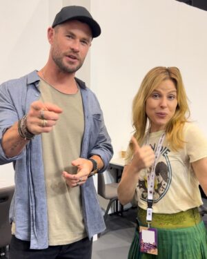 Cara Buono Instagram - Had the pleasure of meeting @chrishemsworth when we were both at @popconme this weekend. He was so kind to make a hi video for my daughter who I couldn’t take with me and I was missing so much and she/we are huge fans!! And I am an avid fitness follower of his of his fitness app @centrfit! 

#fangirl #mygirl #marvel #thor
#strangerthings #marvel #netflix #dubai