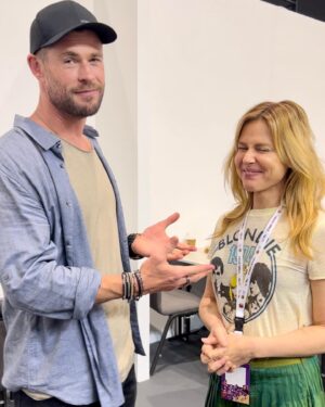 Cara Buono Instagram - Had the pleasure of meeting @chrishemsworth when we were both at @popconme this weekend. He was so kind to make a hi video for my daughter who I couldn’t take with me and I was missing so much and she/we are huge fans!! And I am an avid fitness follower of his of his fitness app @centrfit! 

#fangirl #mygirl #marvel #thor
#strangerthings #marvel #netflix #dubai