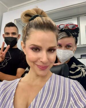 Cara Buono Instagram - In honor of the amazing hair and makeup teams on their supremely deserved Emmy nominations, I give you some of my time in their magical hands. I’ve loved transforming into Karen Wheeler every season and owe a lot of that to these talented artists who make me laugh and inspire me. Love you all! 

@sarahhindsgaul 
@katsuhre 
@roccomua 
@1bluetician 
@strangerthingstv 

#strangerthings #80s #instagood #80shair #wigs #eyeshadow #setlife #emmys @netflix #80smom