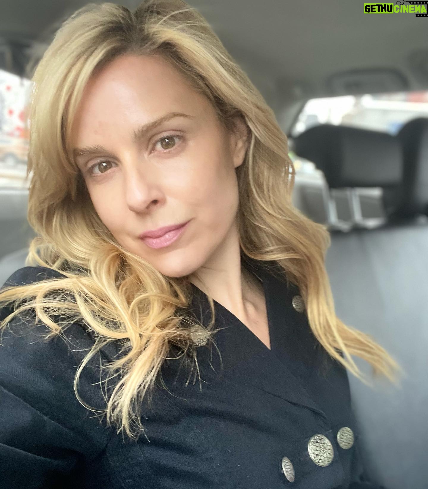 Cara Buono Instagram - It’s Monday. I’m in a taxi. And the light was good. #mondaymotivation #nyc #taxi #instagood #goodhairday #monday