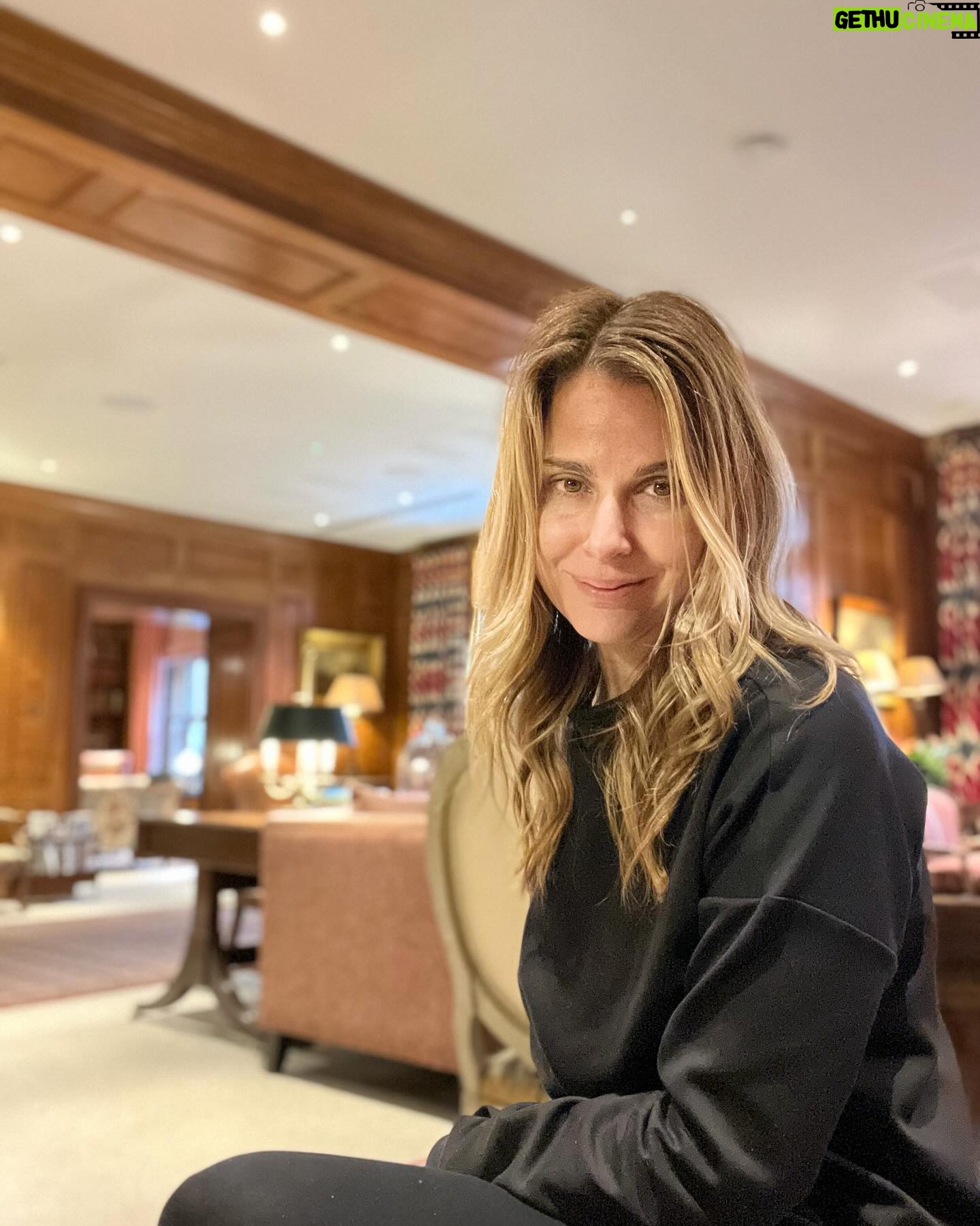 Cara Buono Instagram - Glam post! And real life at the end. And a video. Hair: @louisbyrneiciaiw Makeup: @andrewdentonmakeup Suit: @lelarose #glam #strangerthings #instagood #london #fashion #hair #makeup #blackandwhite #theatre #openingnight #christmastime #christmas