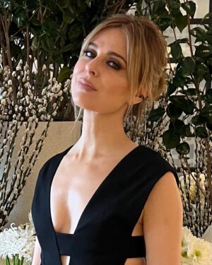 Cara Buono Instagram - The Critics Choice Awards! What a fun night! And if you’re looking for some Monday motivation listen to the acceptance speeches of @niecynash1 @kehuyquan and @thesherylleeralph! 

#mondaymotivation #celebration #instagood #fashion #glam #redcarpet #hulu @girlfromplainvillehulu

archival dress @narciso_rodriguez 
stylist @bailey.moon 
makeup @yasukoshapiro 
hair @jeffvhair 
facial @carasoin